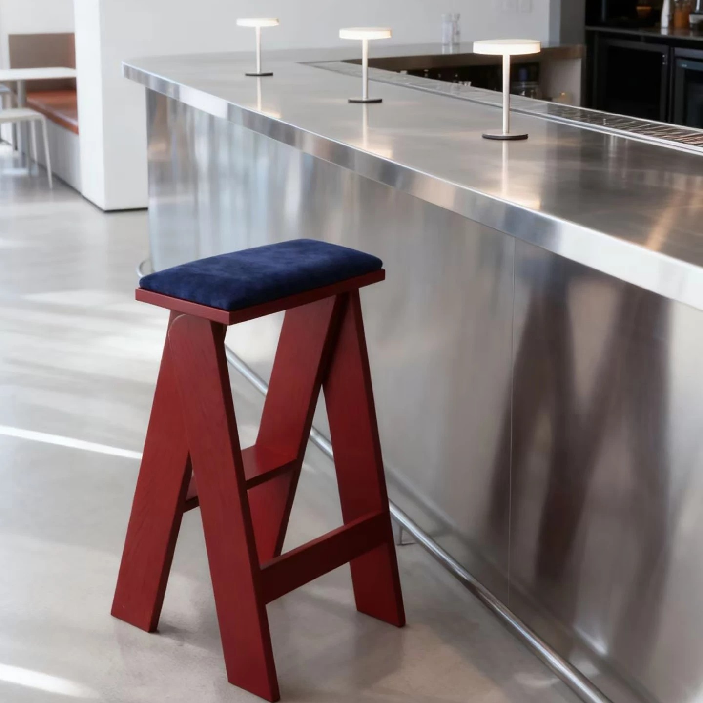 オリジナルモダン折りたたみ式無垢材バースツール、ソフトパッド - Commercial Kitchen Designer のレビューと価格