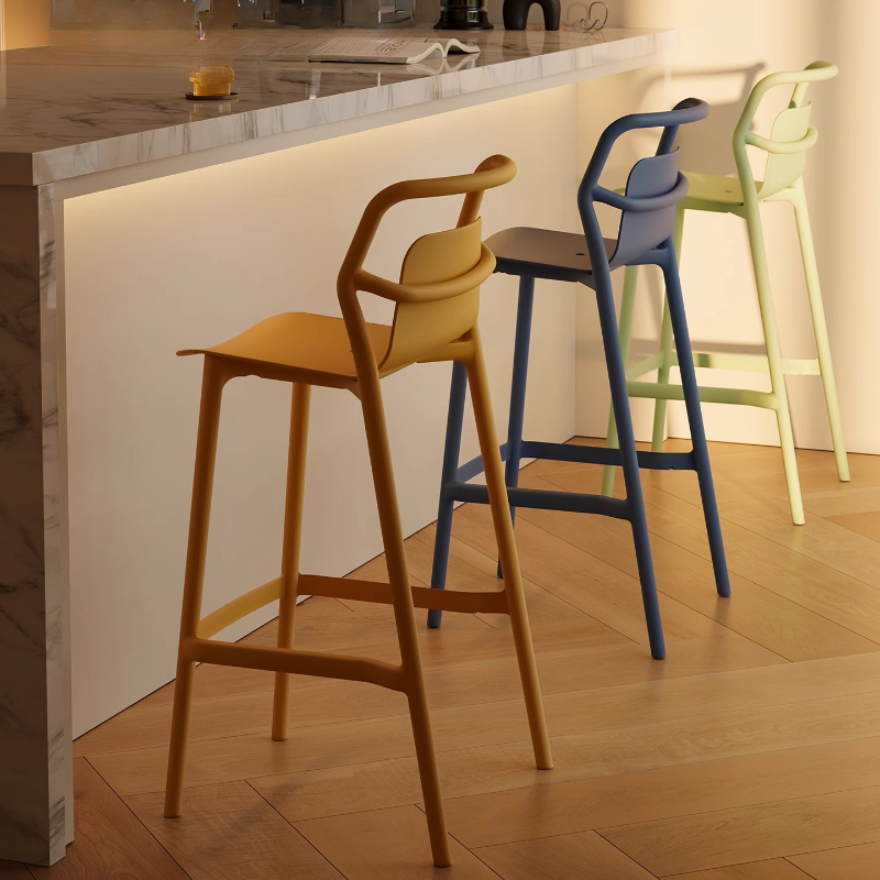 デザイナースタイルバースツール、厚みのあるプラスチック製カウ - Commercial Kitchen Designer のレビューと価格